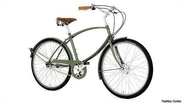 Pashley Parabike. Xuất xứ: Anh. Xe Pashley tuy không được thiết kế theo tư duy lính dù với cấu trúc khung xe gấp gọn lại được để mang bên mình được, nhưng vẻ đẹp của khung xe với những đoạn ống cong vừa gợi nhớ quá khứ. Giá: 545 bảng Anh (khoảng 900 đô la Mỹ)