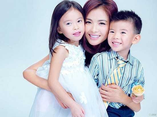 Sau đó, cô lần lượt hạ sinh một bé gái và một bé trai vào tháng 6/2008 và tháng 9/2009. Sau khi Lưu Đào sinh con thứ hai, Vương Kha kinh doanh thua lỗ rồi phá sản, lâm vào cảnh nợ nần. Để vực dậy gia đình, Lưu Đào nhanh chóng trở lại làm việc. Cô tích cực nhận lời đóng phim và quay quảng cáo.