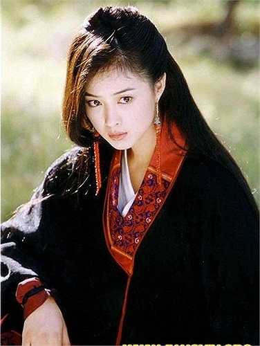 Tưởng Hân – Mộc Uyển Thanh: Tưởng Hân đóng phim từ khi lên 8 tuổi nhưng mãi đến vai Mộc Uyển Thanh trong Thiên long bát bộ, cô mới thực sự được khán giả chú ý. Người đẹp sinh năm 1983 lôi cuốn người xem với diễn xuất sinh động, có hồn.