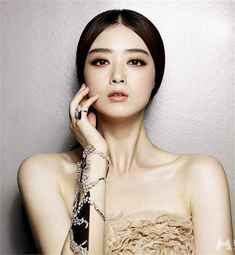 ￼ Sau vai diễn Mộc Uyển Thanh, Tưởng Hân còn gây tiếng vang với vai Hoa phi độc ác trong Hậu Cung Chân Hoàn Truyện. Thế nhưng, tên tuổi của cô mãi chưa bứt phá lên được khi chủ yếu vẫn chỉ thể hiện vai thứ chính. Đường tình duyên cũng không mấy thuận lợi với Tưởng Hân. Cô mới chia tay bạn trai Diệp Tổ Tân hồi đầu năm 2015.