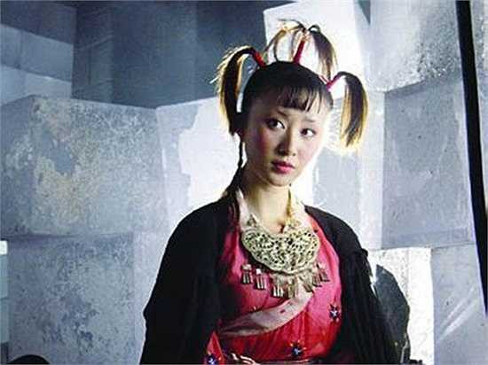 Thư Sướng – Thiên Sơn Đồng Lão: Thư Sướng chấp nhận từ bỏ hình tượng xinh đẹp để hóa thân thành Thiên Sơn Đồng Lão trong Thiên long bát bộ. Khi đó, dù mới 15 tuổi nhưng cô đã thể hiện hoàn hảo sự độc ác, tính tình quái gở của bà lão 90 tuổi trong hình hài một đứa trẻ.