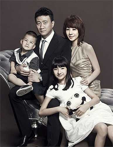 Hồ Quân hiện nay vẫn là diễn viên thực lực được nhiều đạo diễn tin tưởng. Bên cạnh sự nghiệp thành công, anh còn ghi điểm trong lòng công chúng với hình tượng người chồng, người cha tốt. Hồ Quân kết hôn với diễn viên Lư Phương năm 1999, hai người có với nhau 2 con xinh xắn.