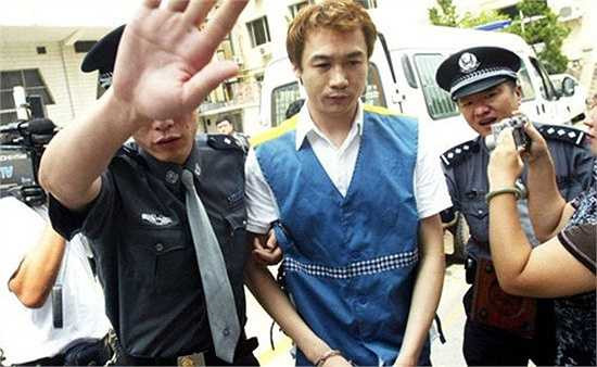 Danh tiếng bao công gây dựng của Cao Hổ tan thành mây khói sau khi anh bị cảnh sát bắt vì sử dụng ma túy hồi đầu tháng 8/2014. Sau sự việc này, tất cả hợp đồng phim ảnh, quảng cáo của anh đều bị hủy bỏ. Một số nhãn hàng mà Cao Hổ làm đại diện còn khởi kiện, đòi anh bồi thường.