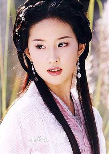 Lưu Diệc Phi – Vương Ngữ Yên: Lưu Diệc Phi có vẻ đẹp trong sáng, thánh thiện, hoàn toàn phù hợp với hình tượng nhân vật Vương Ngữ Yên trong Thiên long bát bộ. Lợi thế về ngoại hình đã bù đắp lại sự non nớt trong diễn xuất của Lưu Diệc Phi. Nhờ đó, cô được đánh giá là một trong những diễn viên thể hiện vai Vương Ngữ Yên thành công nhất.