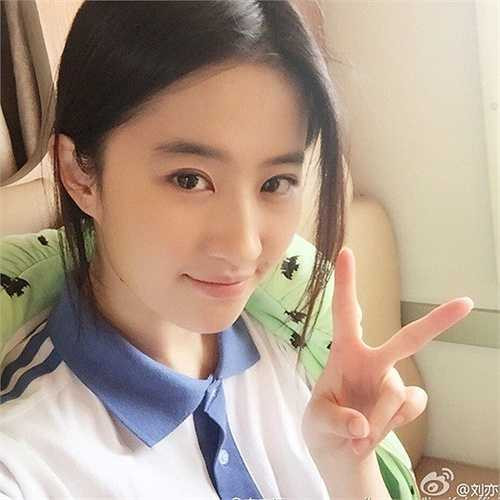 Dù diễn xuất của Lưu Diệc Phi còn gây nhiều tranh cãi nhưng không thể phủ nhận rằng cô là một trong những nữ diễn viên Hoa ngữ đắt giá và được săn đón nhất hiện nay. Mỗi năm Lưu Diệc Phi đều có từ 2 đến 3 bộ phim điện ảnh ra mắt. Người đẹp đang tham gia dự án phim chuyển thể Hóa ra anh vẫn ở đây.