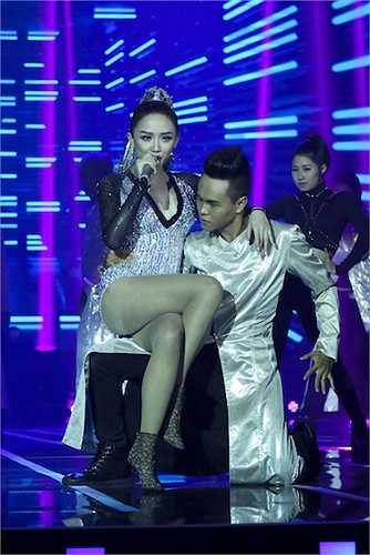 Trong đêm thi này, top 5 gồm: Hoàng Tôn, Thủy Top (Huỳnh Minh Thủy), Thái Trinh, Hải Yến, Thảo Trang lần lượt chinh phục giám khảo và khán giả qua từng tiết mục được đầu tư kỹ lưỡng. 