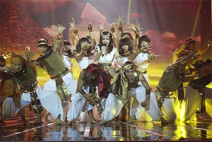 Thủy Top tiếp tục giữ vững vị trí an toàn khi thể hiện ca khúc 'Can’t get you out of my head'. 