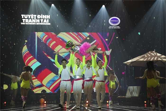 Thái Trinh gây chú ý với ngoại hình khác lạ khi làm mới ca khúc 'Starships'.