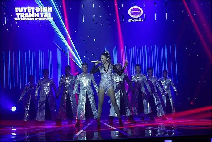 Liveshow 7 'Tuyệt đỉnh tranh tài 2015' còn chào đón 2 vị khách mời đặc biệt là Trường Giang và Tóc Tiên. 