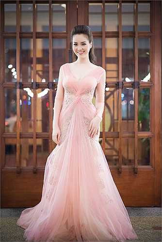 Xuất hiện trong một sự kiện với vai trò MC, Á hậu Thụy Vân diện váy ren xuyên thấu thu hút mọi ánh nhìn.