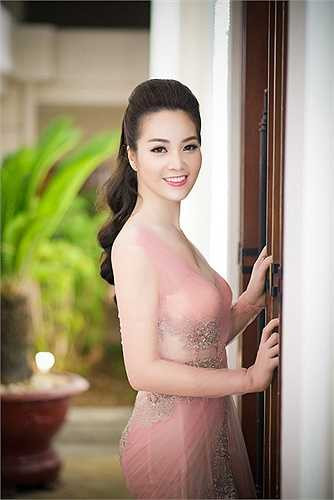 Thời gian gần đây, Á hậu Thụy Vân rất đắt show dẫn chương trình.