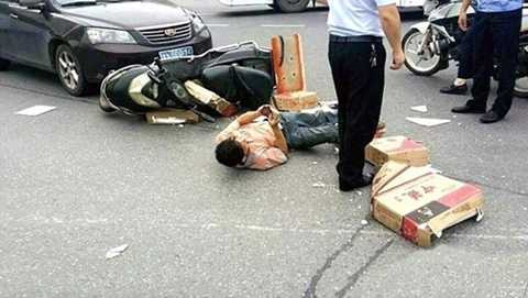 TQ: Gặp tai nạn giao thông nhưng vẫn nằm chơi điện thoại