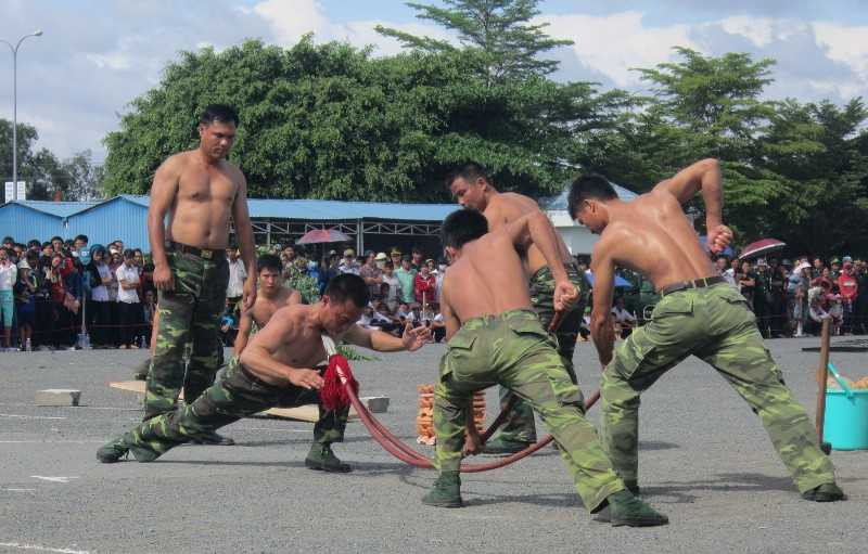 Bộ đội Biên phòng biểu diễn sức mạnh quyền cước, khí công