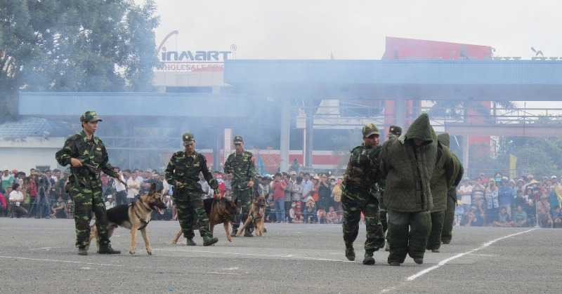 Bộ đội Biên phòng biểu diễn sức mạnh quyền cước, khí công