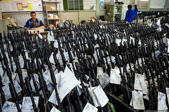 Nhà máy Kalashnikov (tên người sáng chế khẩu súng trường danh tiếng) ở vùng Izhevsk (LB Nga) là đơn vị chủ lực cung cấp súng cho quân đội Nga cũng như xuất khẩu, thậm chí còn là nhà thầu quốc phòng tên tuổi trên thế giới.