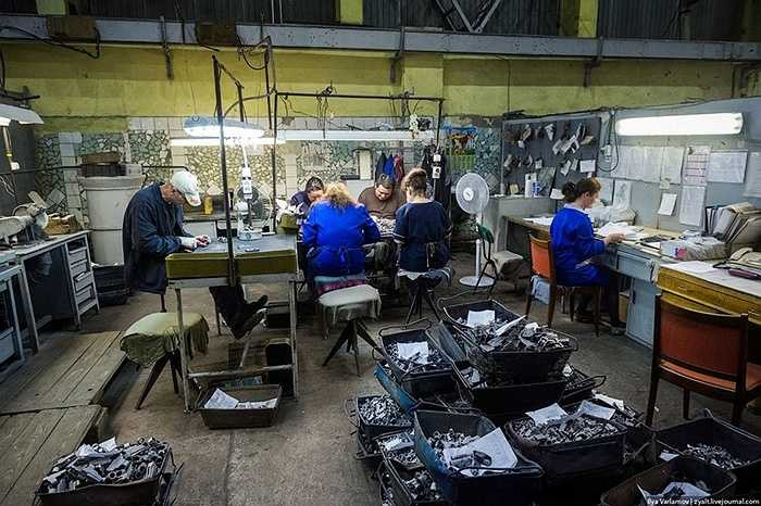 Nơi đây chế tạo rất nhiều loại súng, nhưng súng trường nổi tiếng thế giới AK-47 là sản phẩm chủ lực của nhà máy suốt nửa thế kỷ qua.