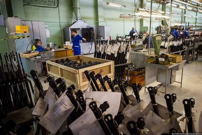 Ở đây cũng có khu vực riêng chuyên lắp ráp súng bắn tỉa.