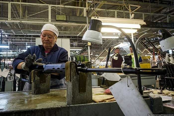 Đó là thiết bị ống nhòm giúp quan sát rõ mục tiêu trong phạm vi tầm bắn của súng, thường là khoảng 1.500m trở lại.