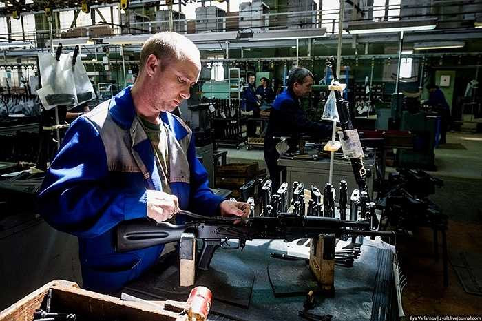 Đây là một phiên bản mới của súng trường tấn công AK-47. Những khẩu súng nhẹ hơn và chính xác hơn, sẽ được trang bị cho quân đội Nga.