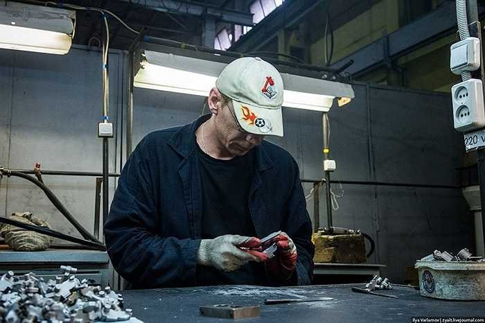 Hình ảnh này nói lên câu chuyện tại sao AK-47 được coi là súng trường tấn công tốt nhất trên thế giới - giữ vững nguyên tắc chất lượng handmade sẽ luôn đánh bại sản xuất cơ khí kiểu hàng loạt.