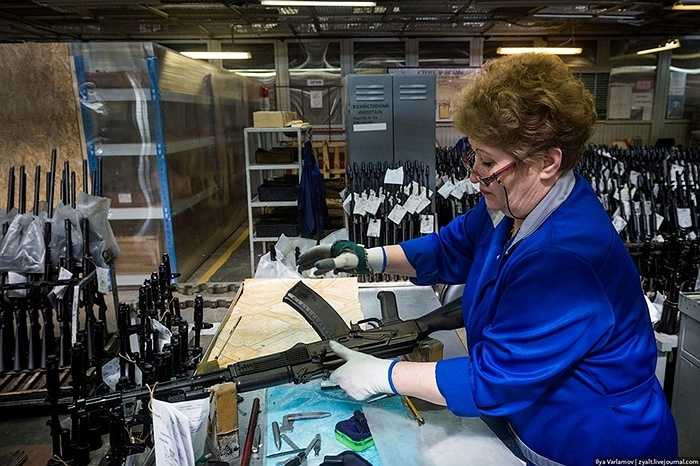 Hộp tiếp đạn cũng được nâng cấp, chứa nhiều hơn và hầu như không bị kẹt đạn.