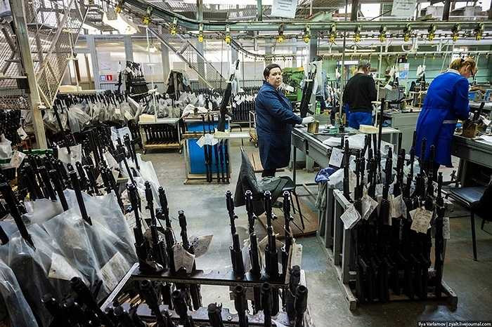 Phần báng súng trước kia dùng gỗ thì nay làm bằng nhựa tổng hợp, nhẹ và bền hơn nhiều.