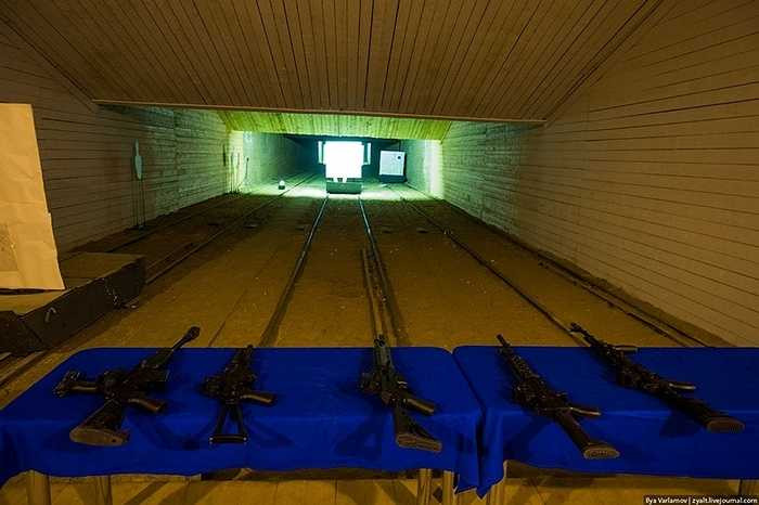 Các trung tâm thử nghiệm súng nằm bên cạnh nhà máy.