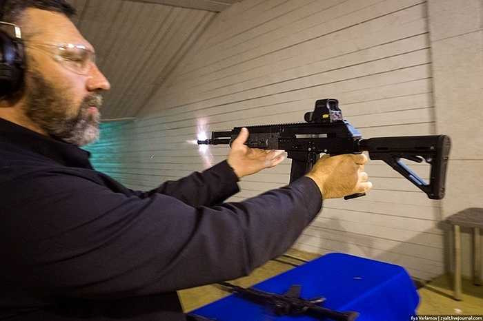 Thậm chí họ còn bắn ở nhiều tư thế khác nhau, để khẩu súng không 'phản bội' người sử dụng nó trong lúc chiến đấu. (Cao Lâm)