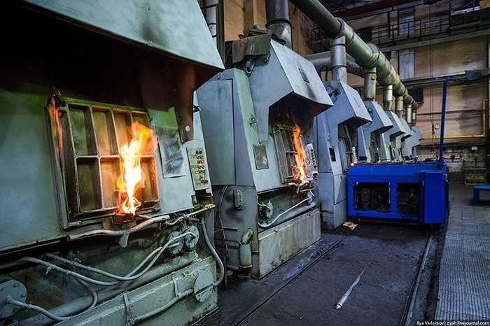 Bên trong khu vực luyện thép của nhà máy, những thiết bị cũ mới đan xen