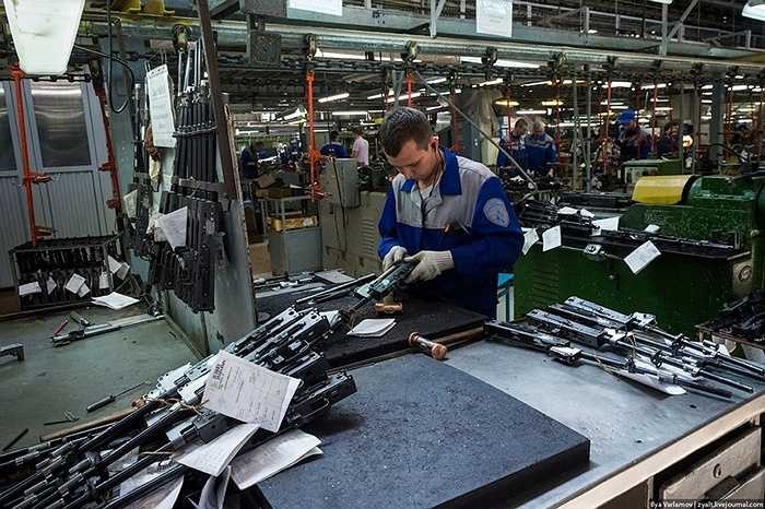 Như khu vực này lắp ráp súng máy đại liên cho chiến đấu cơ và trực thăng. 