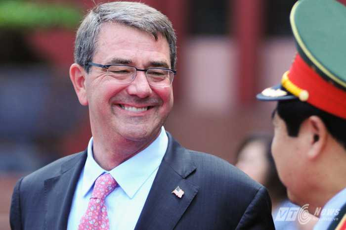 Bộ trưởng Quốc phòng Mỹ Ashton Carter tươi cười trò chuyện với Đại tướng Phùng Quang Thanh cho đến khi rời trụ sở Bộ Quốc phòng
