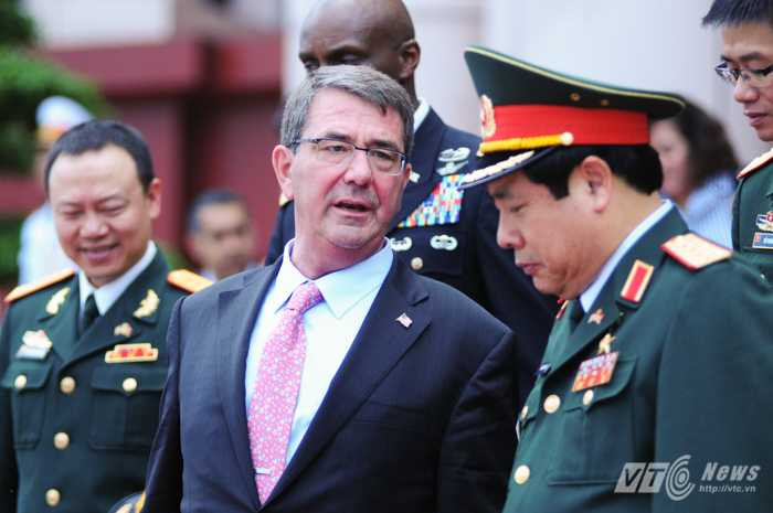 Hai Bộ trưởng trò chuyện cho đến khi rời trụ sở Bộ Quốc phòng - Ảnh: Tùng Đinh