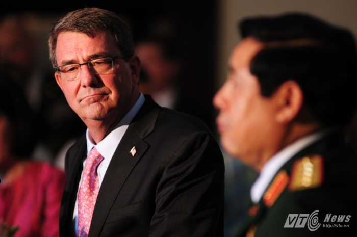 Bộ trưởng Quốc phòng Mỹ Ashton Carter lắng nghe câu trả lời của Đại tướng Phùng Quang Thanh