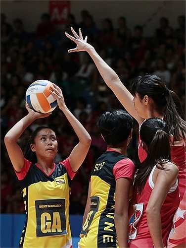  Cũng giống như bóng rổ, đội bóng lưới nào ghi được nhiều điểm hơn sẽ giành chiến thắng. Tuy nhiên, một trận đấu bóng lưới sẽ diễn ra trong vòng 60 phút, chia làm bốn hiệp, mỗi hiệp 15 phút 