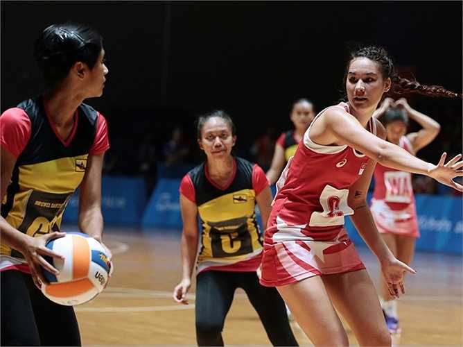 Khi thi đấu, cầu thủ bóng lưới chỉ được quyền giữ bóng trong ba giây, trước khi chuyền cho đồng đội hoặc thực hiện cú ném ghi bàn