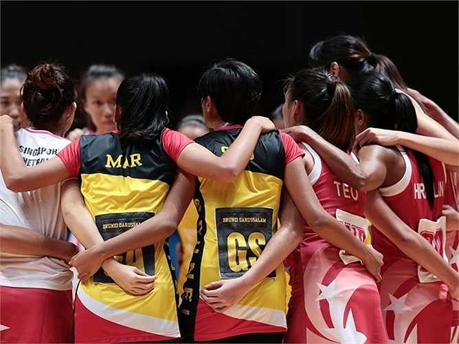  Số lượng cầu thủ ở mỗi đội bóng lưới là 7, thay vì 5 như bóng rổ