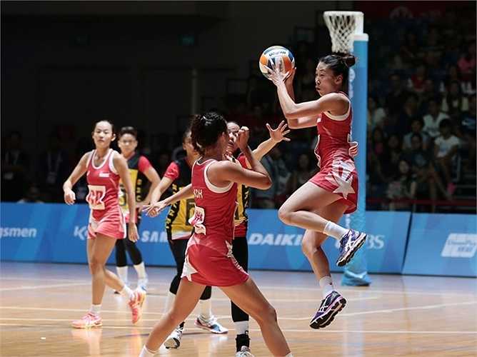 Thay vì được hoạt động trên toàn sân, mỗi cầu thủ bóng lưới có một vị trí nhất định, không được lấn sân đồng đội. Những vị trí này gồm: Tiền đạo ghi bàn, Hộ công, Tiền đạo cánh, Trung tâm, Hậu vệ, Hậu vệ cánh và Thủ môn.