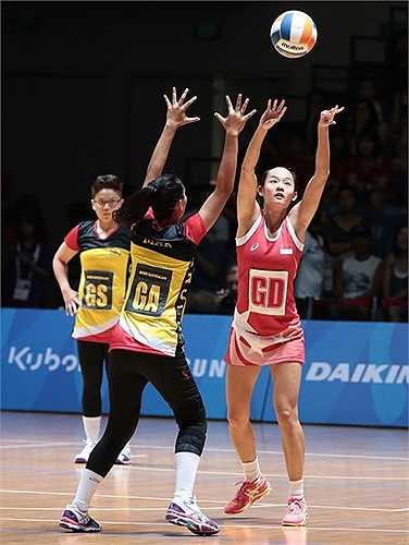  Luật chơi của bóng lưới không cho phép va chạm khi tranh bóng như bóng rổ