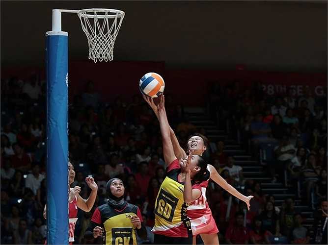 Hậu vệ bóng lưới khi phòng ngự phải giữ khoảng cách ít nhất 0,9 mét với cầu thủ đối phương đang có bóng