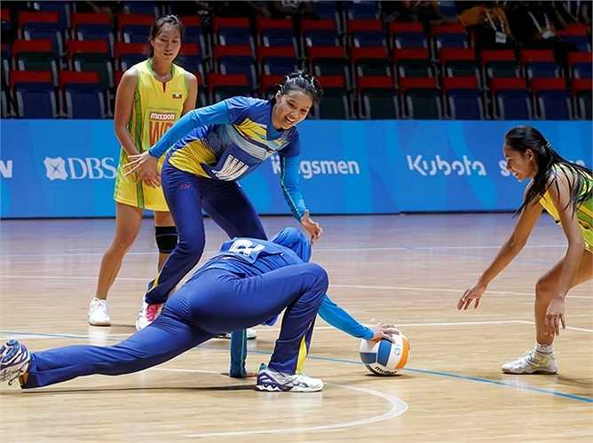 Cầu thủ Izyan Syazana Mohd Wazir của Malaysia trong trang phục kín mít theo phong tục của đạo Hồi