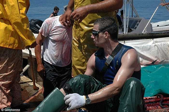 Chuẩn bị đồ bảo hộ để xuống nước