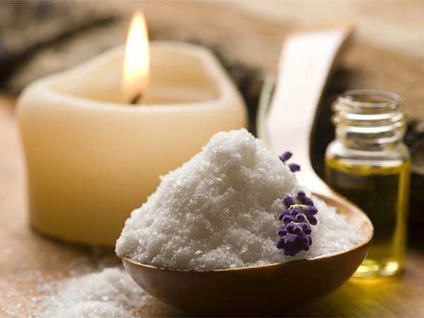 Chăm sóc da toàn thân: Bạn có thể dùng muối để chà khắp cơ thể. Một thìa muối thêm vào một chút dầu ô liu sẽ giúp bạn có một làn da mịn màng như ý. Bạn cũng có thể thêm một vài giọt nước cốt chanh để tăng thêm hiệu quả.