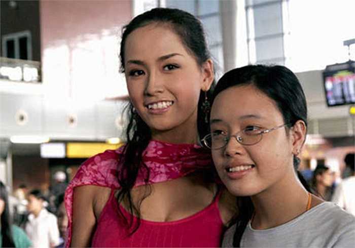 Trong số các anh chị em của người đẹp Việt, có lẽ Mai Ngọc Phượng - em gái Mai Phương Thúy là một trong những người có sự thay đổi ngoại hình đáng kinh ngạc nhất. Mai Ngọc Phượng lần đầu tiên được biết đến với người hâm mộ biết đến khi xuất hiện ở sân bay đón chị gái. 