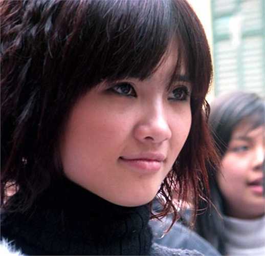 Khánh Chi là em gái của Công Vinh - tiền đạo nội xuất sắc nhất giải vô địch quốc gia V-League. Tuy nhiên, thời điểm mới ra Hà Nội học đại học, Khánh Chi không được đánh giá cao về ngoại hình. 