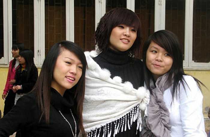 So với bạn bè cùng đại học, Khánh Chi không hề nổi bật. 