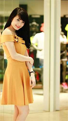 Tuy nhiên, theo thời gian, Khánh Chi đã có những thay đổi mang tính 'đột phá' về ngoại hình. Cô cũng giành được giải nhất cuộc thi Hoa khôi trường Đại học Văn Hóa nhờ sự lột xác này. 