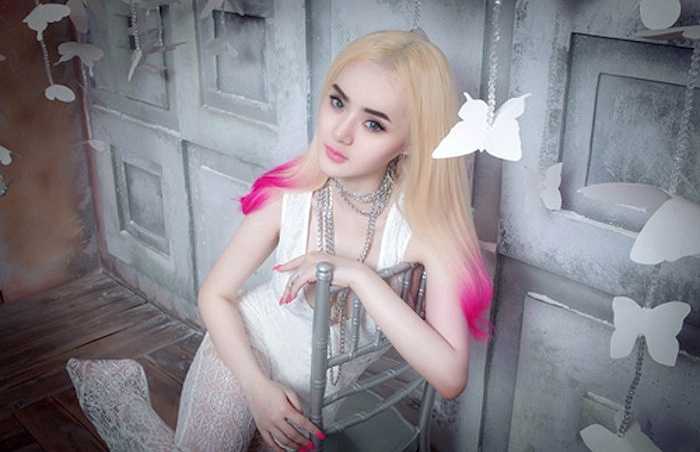 Tuy nhiên sau một thời gian ở ẩn, Phương Trang mới đây đã tái xuất với những hình ảnh khiến nhiều người bất ngờ. Cô lột xác hoàn toàn và trở thành một thiếu nữ sexy, quyến rũ và có phần nổi loạn. 