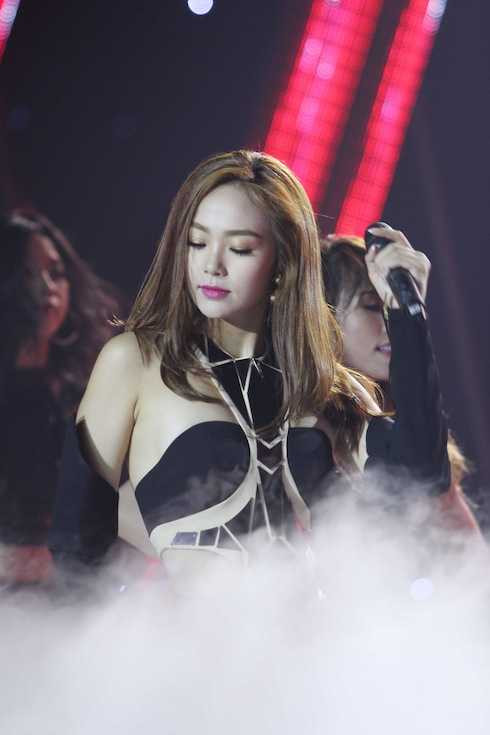 Cô khéo khoe body đầy quyến rũ. 