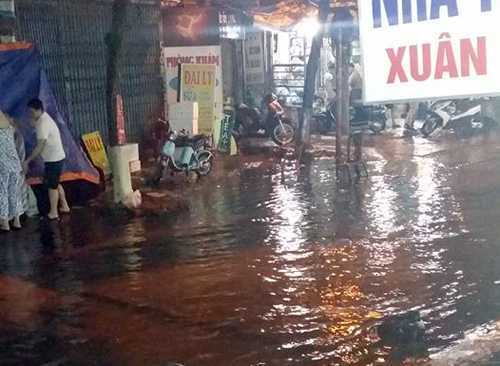 Mưa giông lớn quật ngã nhiều người đi đường ở Hà Nội