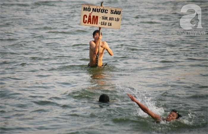 Bất chấp nguy hiểm, hồ Linh Đàm trở thành bãi tắm công công để người dân 'giải nhiệt' - Nguồn ảnh: Trí thức trẻ